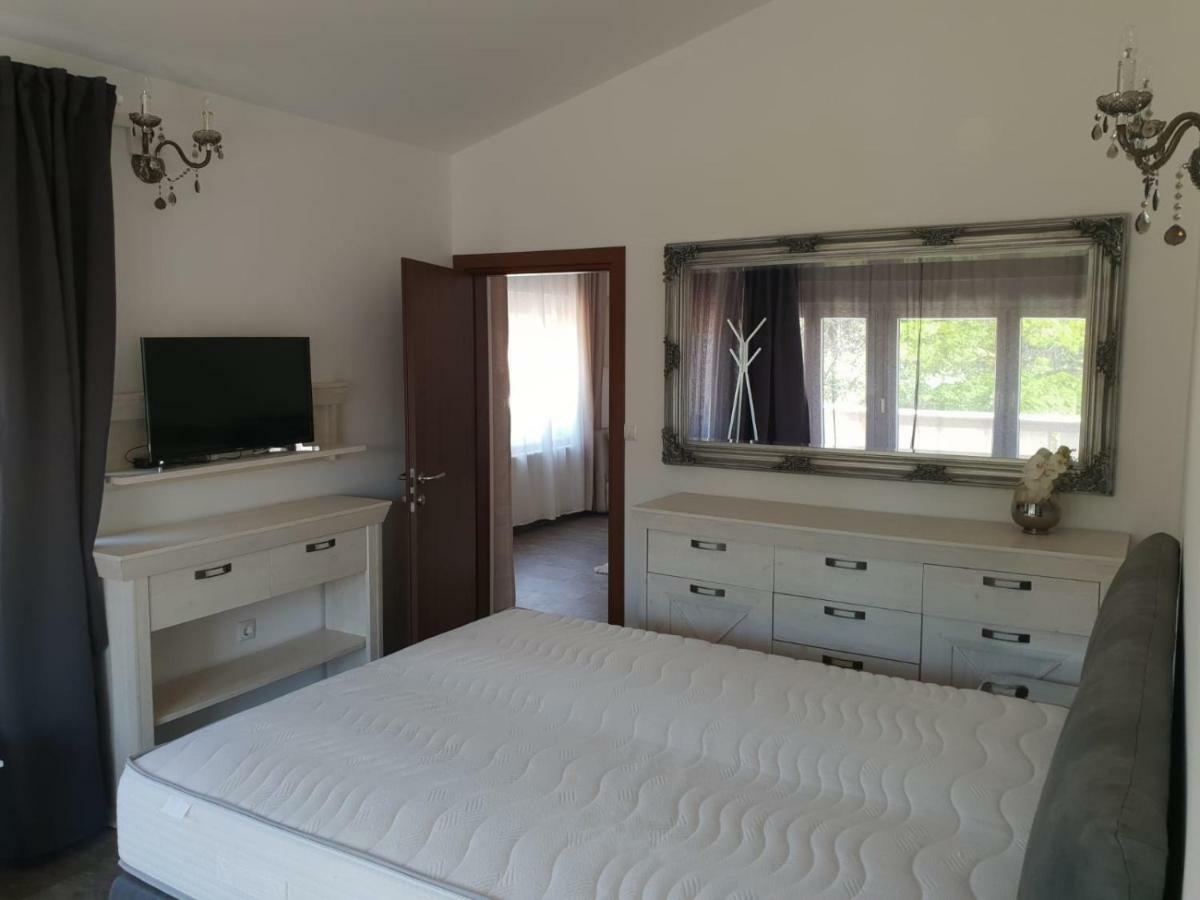 Grey Pearl With Free Ev Ch-Station Apartamento Valbandon Exterior foto